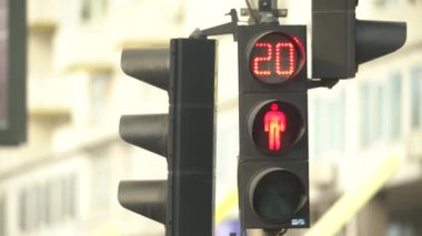 Yaya trafik lambası gündüz şehir caddesinde