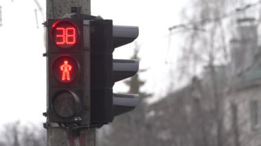 Yaya trafik lambası gündüz şehir caddesinde