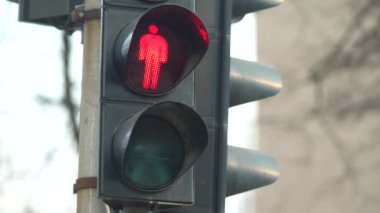 Yaya trafik lambası gündüz şehir caddesinde