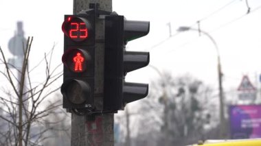 Yaya trafik lambası gündüz şehir caddesinde