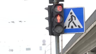 Yaya trafik lambası gündüz şehir caddesinde