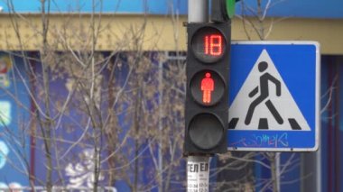 Şehir caddesinde yaya trafik ışığı