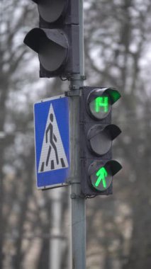 Yoldaki yaya trafik ışıklarının dikey videosu
