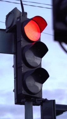 Yoldaki bir trafik ışığının dikey videosu
