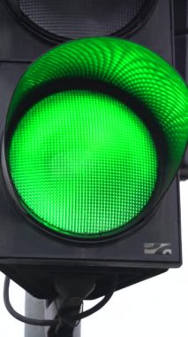 Yoldaki bir trafik ışığının dikey videosu