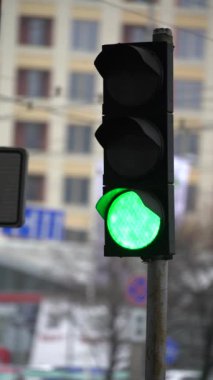Yoldaki bir trafik ışığının dikey videosu