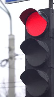 Yoldaki bir trafik ışığının dikey videosu