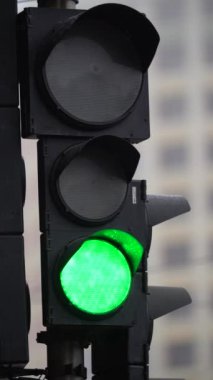 Yoldaki bir trafik ışığının dikey videosu