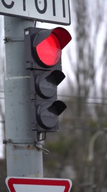 Yoldaki bir trafik ışığının dikey videosu