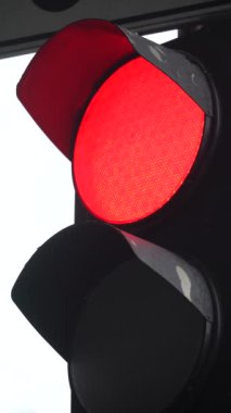 Yoldaki bir trafik ışığının dikey videosu