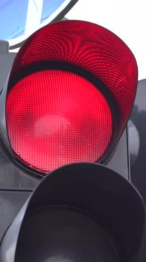 Yoldaki bir trafik ışığının dikey videosu