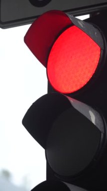 Yoldaki bir trafik ışığının dikey videosu