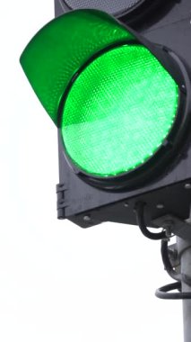 Yoldaki bir trafik ışığının dikey videosu