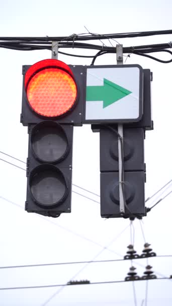 Vertikální video semaforu na silnici — Stock video