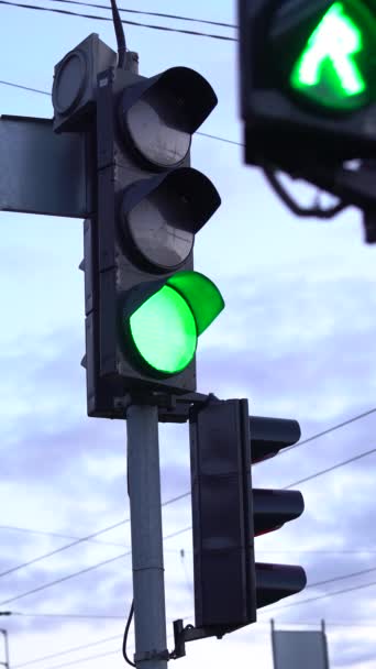 Vídeo vertical de un semáforo en la carretera — Vídeos de Stock