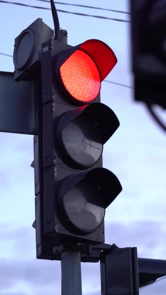 Vídeo vertical de um semáforo na estrada — Vídeo de Stock