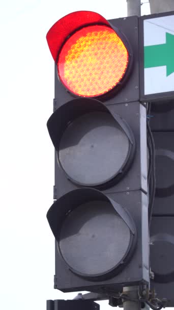 Vídeo vertical de um semáforo na estrada — Vídeo de Stock