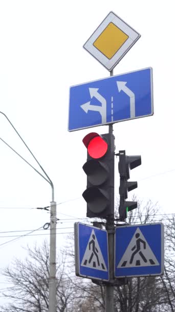 Vídeo vertical de um semáforo na estrada — Vídeo de Stock