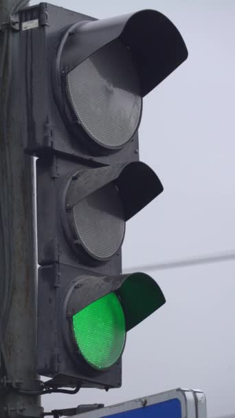 Vídeo vertical de um semáforo na estrada — Vídeo de Stock