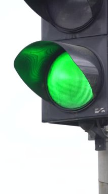 Yoldaki bir trafik ışığının dikey videosu