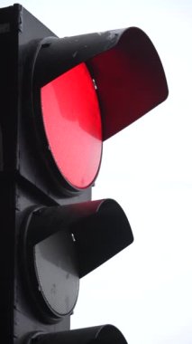Yoldaki bir trafik ışığının dikey videosu