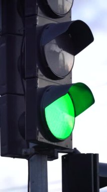 Yoldaki bir trafik ışığının dikey videosu