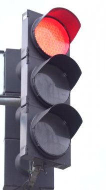 Yoldaki bir trafik ışığının dikey videosu