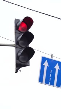 Yoldaki bir trafik ışığının dikey videosu