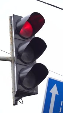 Yoldaki bir trafik ışığının dikey videosu