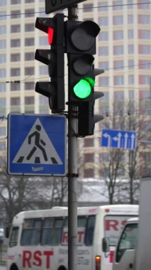 Yoldaki bir trafik ışığının dikey videosu