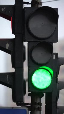 Yoldaki bir trafik ışığının dikey videosu