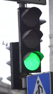 Yoldaki bir trafik ışığının dikey videosu