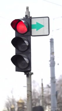 Yoldaki bir trafik ışığının dikey videosu