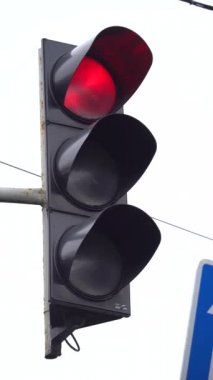 Yoldaki bir trafik ışığının dikey videosu
