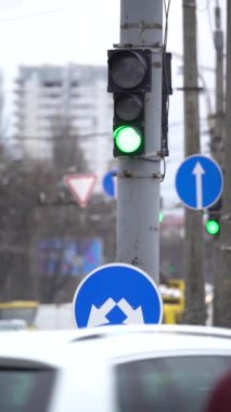 Yoldaki bir trafik ışığının dikey videosu