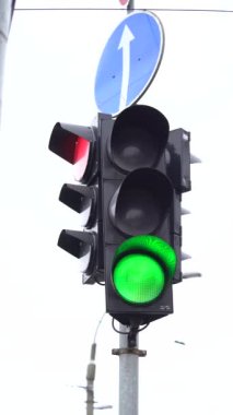 Yoldaki bir trafik ışığının dikey videosu