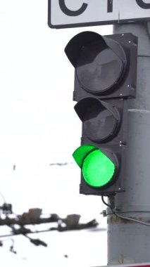 Yoldaki bir trafik ışığının dikey videosu
