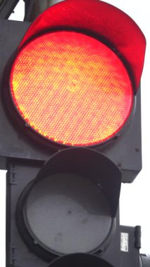 Yoldaki bir trafik ışığının dikey videosu