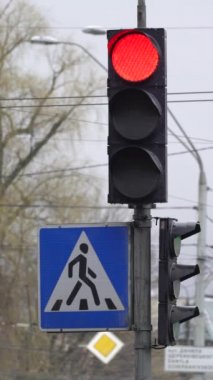 Yoldaki bir trafik ışığının dikey videosu