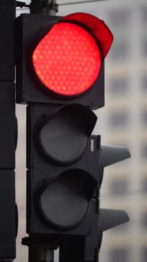 Yoldaki bir trafik ışığının dikey videosu