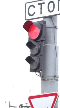 Yoldaki bir trafik ışığının dikey videosu