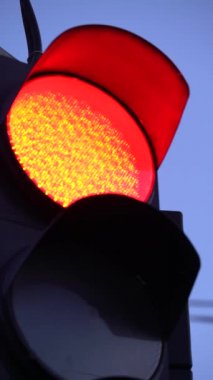 Yoldaki bir trafik ışığının dikey videosu