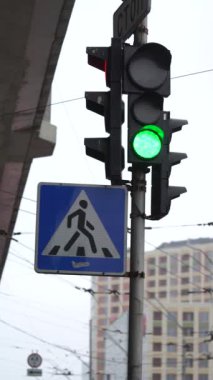 Yoldaki bir trafik ışığının dikey videosu