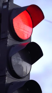 Yoldaki bir trafik ışığının dikey videosu