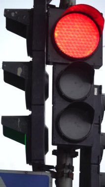 Yoldaki bir trafik ışığının dikey videosu
