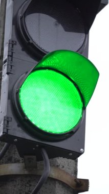 Yoldaki bir trafik ışığının dikey videosu