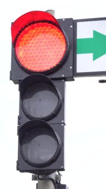 Yoldaki bir trafik ışığının dikey videosu