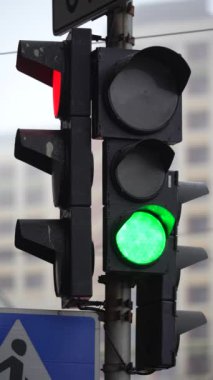 Yoldaki bir trafik ışığının dikey videosu