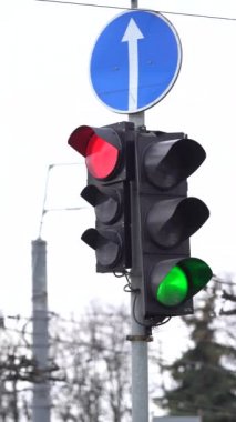 Yoldaki bir trafik ışığının dikey videosu