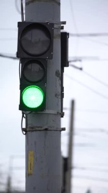 Yoldaki bir trafik ışığının dikey videosu